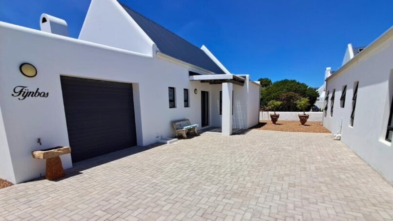 Dwarskersbos Accommodation - Fijnbos Holiday House - House with Garage